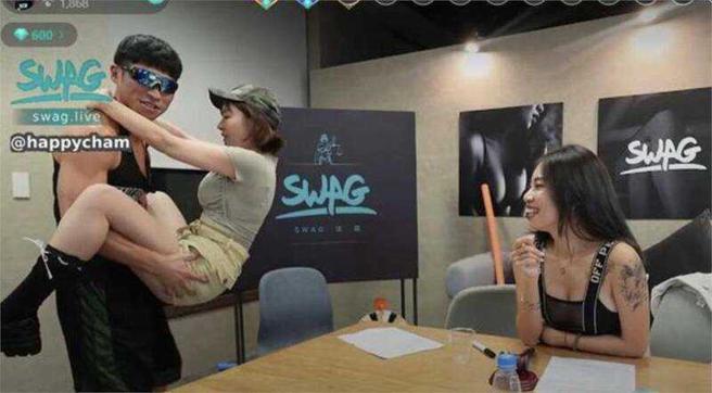 先前陈沂直播，特别邀来壹柒柒及内内同台大聊性幻想及性癖好等特殊话题。（图／翻摄自SWAG）