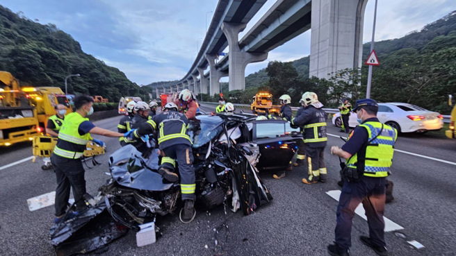 國1南下林口路段發生追撞拖吊車車禍， 1人當場無呼吸心跳，車頭嚴重變形。（翻攝畫面）