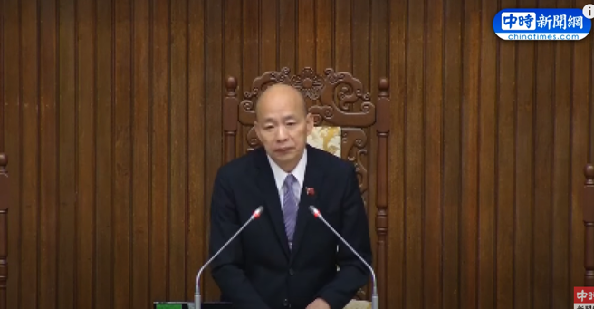 韩国瑜无奈表情。（取自中时新闻网影片）