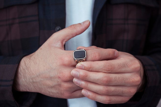 网友分享在公厕遇到陌生人将戒指反戴，出来就转正，神秘举动让他觉得很怪。图为戒指正常配戴的样子。（示意图：shutterstock／达志）