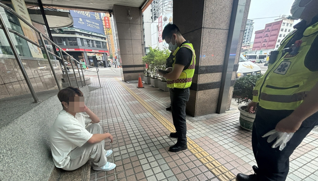 林姓男大生狂欢酒醉路倒，朋友竟然丢下他全落跑。（翻摄画面）