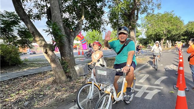 連日下雨，今天總算放晴，吸引不少家長帶著孩子參加。（張毓翎攝）