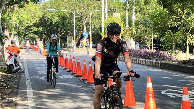 近200位車友們沿著自行車道，從綠色隧道出發，騎乘13公里。（張毓翎攝）