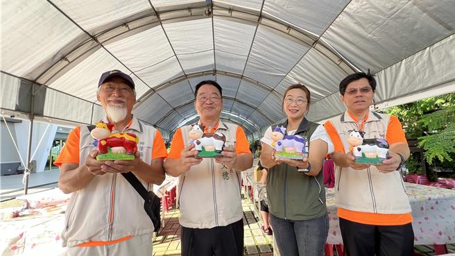 柳營區長顏文穗（左二）說，此次活動內容多元、好玩，還有乳牛公仔存錢筒彩繪DIY。（張毓翎攝）