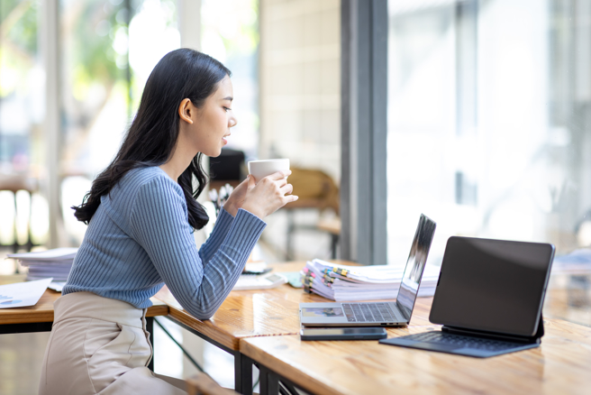 在办公室工作时喝两到三杯咖啡可以降低早逝的风险。（示意图：shutterstock／达志）