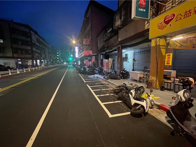 北市信义区发生自小客车衝撞路边16辆机车的交通事故，警方1小时内查获肇逃男子到案。（翻摄照片／林郁平台北传真）