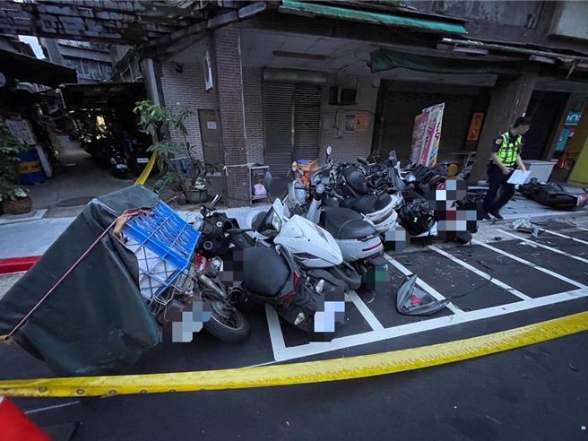 北市信义区发生自小客车衝撞路边16辆机车的交通事故，警方1小时内查获肇逃男子到案。（翻摄照片／林郁平台北传真）