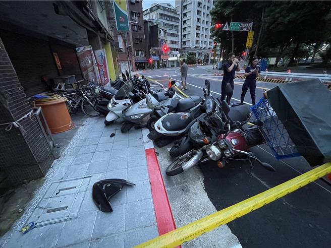 撞路边16辆机车被撞倒。（翻摄照片／林郁平台北传真）