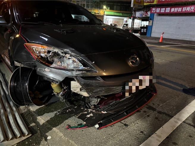 自小客车车头明显毁损。（翻摄照片／林郁平台北传真）