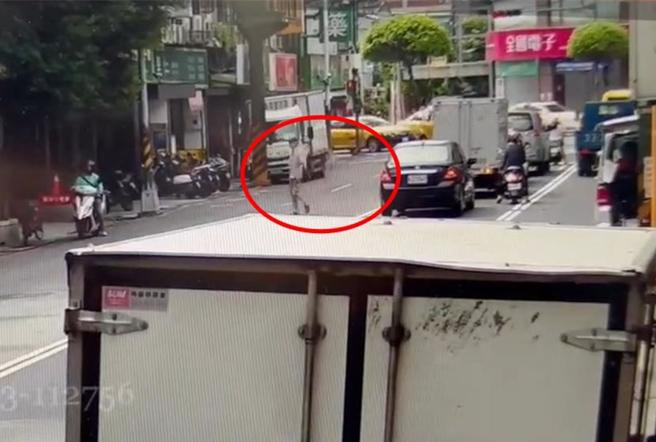 警方接獲報案後調閱監視畫面，發現鍾翁事發時對路過女子襲胸，得逞後立即逃離現場。（圖 / 中和警分局提供）