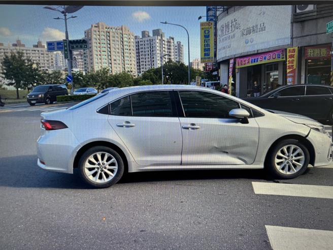 轿车右侧出现大面积凹陷毁损。（警方提供／任义宇高雄传真）