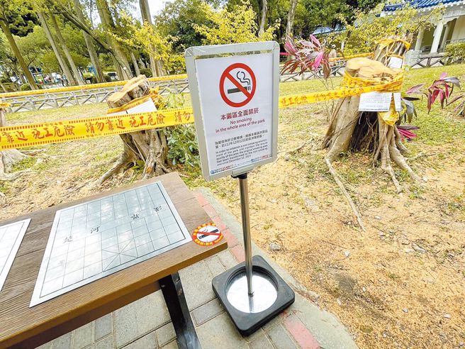 中正纪念堂12日公告园区全面禁菸，原吸菸区3张大桌子都贴上「本场所禁止吸菸」标示，两侧并架设「本园区全面禁菸」告示牌。（本报资料照）
★《中时新闻网》关心您：吸菸有害健康！戒菸专线：0800-636363。