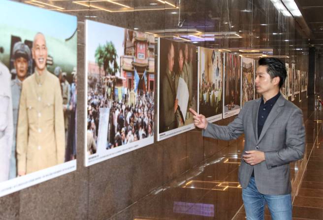 台北市长蒋万安（见图）15日出席在台北市政府1楼中庭举行的「黄埔百年 时代精神」开幕仪式，参观展览。（赵双杰摄）