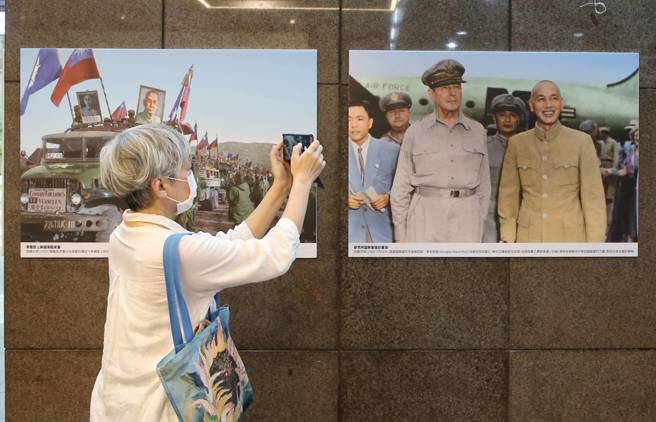 为了纪念黄埔建军100周年，中央军校校友联合会、中华战略学会、陆军官校校友总会和台北市政府合办的「黄埔百年 时代精神」，15日 在台北市政府1楼中庭开幕，展览包括大约40幅大幅的珍贵歷史照片，并首度使用数位上色技术，色彩亮丽精美，栩栩如生，令观者彷佛走入过往时光，吸引许多民眾参观。（赵双杰摄）