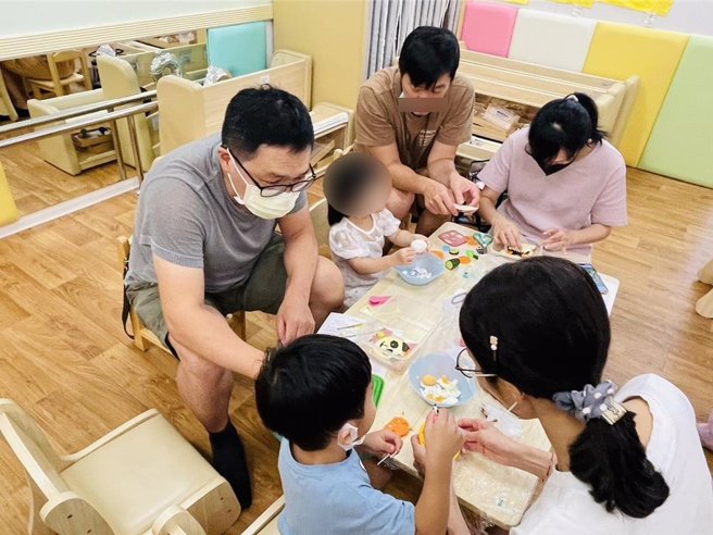 三重區公所舉辦的親職教育講座，今首場透過DIY活動，強化親子間的交流。（三重區公所提供）