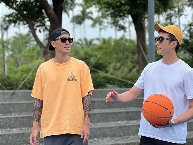 王陽明（左）、懷秋帥氣登上《飢餓遊戲》。（中視提供）