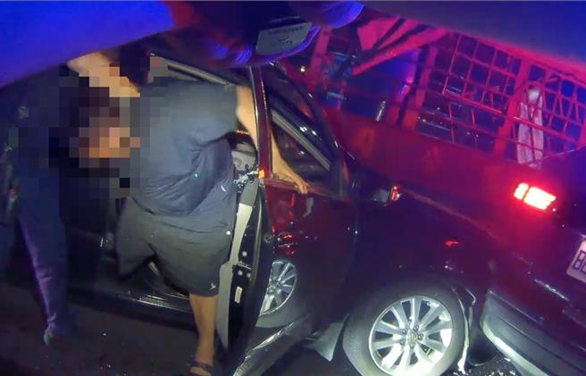 黄姓男子开车载着友人李姓男子外出，因违规拒检爆发警匪追逐，最后因撞车遭保安警察大队逮捕。（保安警察大队提供）