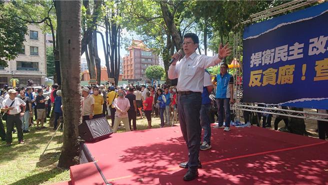 國民黨立委兼台南市黨部主委謝龍介15日在東區挺國會改革活動上台宣講時，一旁有青鳥人士鬧場，遭現場挺改革民眾舉標語包圍，警方將兩方陣營隔開。（程炳璋攝）