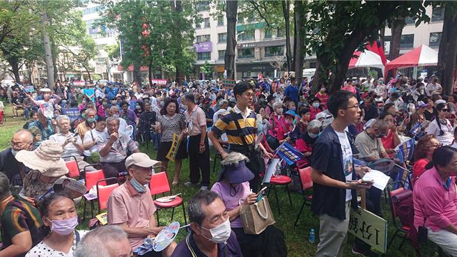 國民黨15日在台南市龍山社區活動中心旁草地舉辦挺國會改革宣講，現場來了許多支持者。（程炳璋攝）