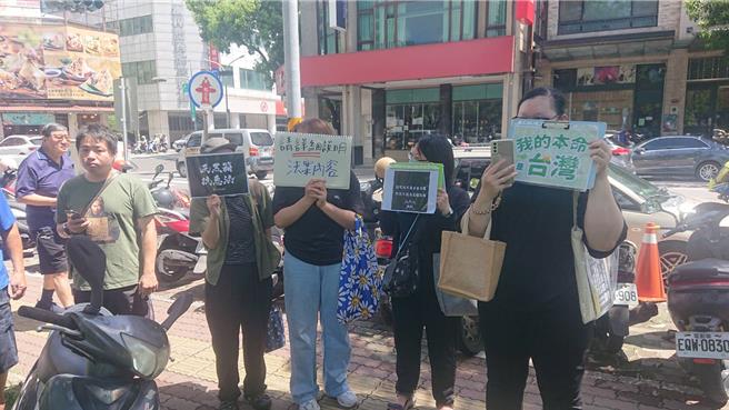 國民黨15日在東區舉辦挺國會改革宣講，現場有民眾持標語，並指活動是「大型造謠現場」，遭警力隔在會場外。（程炳璋攝）