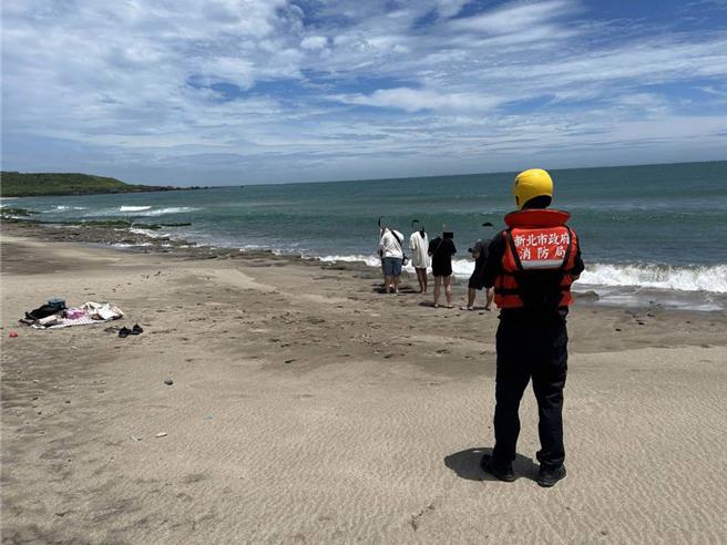 在岸边活动时应准备天幕或阳伞等遮阳设备，并每隔1至2小时补充水分和休息。（新北市消防局提供）