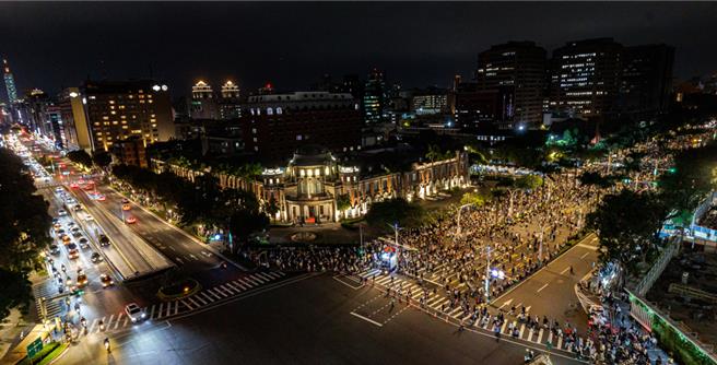 圖為民團發起「青鳥行動」，號召民眾走上街頭抗議國會改革法案。（報系資料照片）
