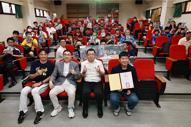 基隆市政府教育处15日在信义国中办理「运动生涯发展讲座」，邀请前中华职棒秘书长冯胜贤（前排左一）担任主讲，分享自己的生命故事。基隆市长谢国梁（前排左二）也鼓励学子勇于面对失败、不服输继续前行。（基隆市政府提供／徐佑升基隆传真）