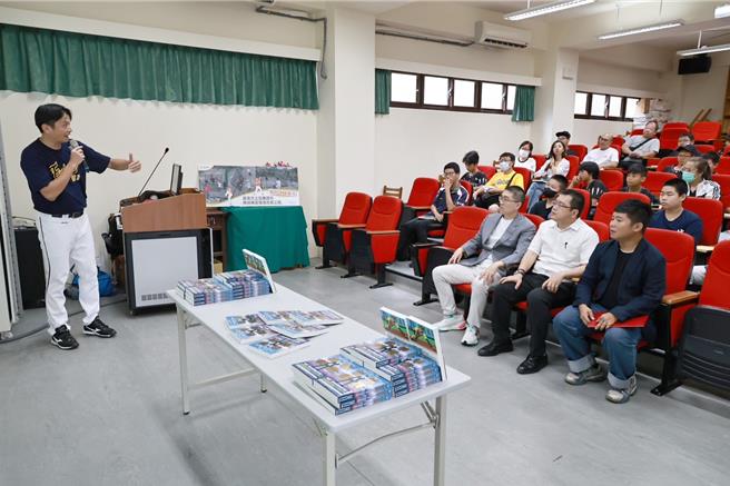 基隆市政府教育处15日在信义国中办理「运动生涯发展讲座」，邀请前中华职棒秘书长冯胜贤（左一）担任主讲，分享自己的生命故事。（基隆市政府提供／徐佑升基隆传真）