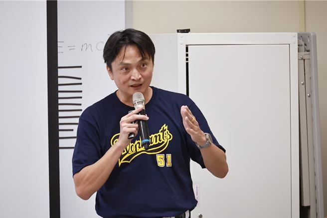 基隆市政府教育处15日在信义国中办理「运动生涯发展讲座」，邀请前中华职棒秘书长冯胜贤分享生命故事，勉励学子要有「人生无畏，看准就扑」的精神。（基隆市政府提供／徐佑升基隆传真）