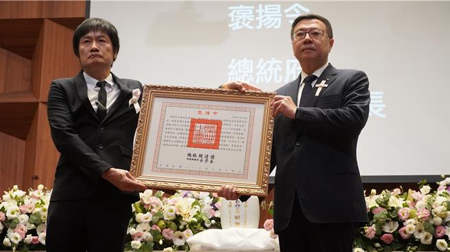 行政院長卓榮泰（右）代總統賴清德頒贈褒揚令。（寶智華攝）