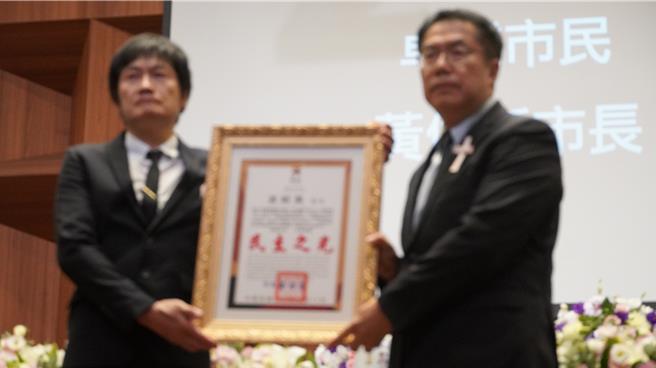 台南市長黃偉哲（右）頒贈卓越市民獎狀。（寶智華攝）