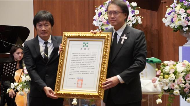 民進黨祕書長林右昌（右）代主席賴清德頒贈表揚狀。（寶智華攝）