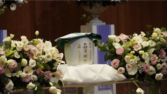民進黨贈黨旗覆蓋黃昭凱遺靈。（寶智華攝）