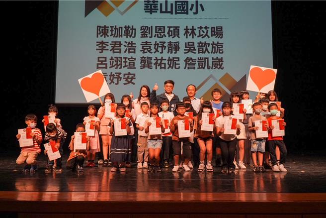 民進黨立委賴瑞隆今天舉行「優秀學生獎學金頒獎典禮」，將360萬元的選舉補助款全數捐出作為學生獎助學金。（柯宗緯翻攝）