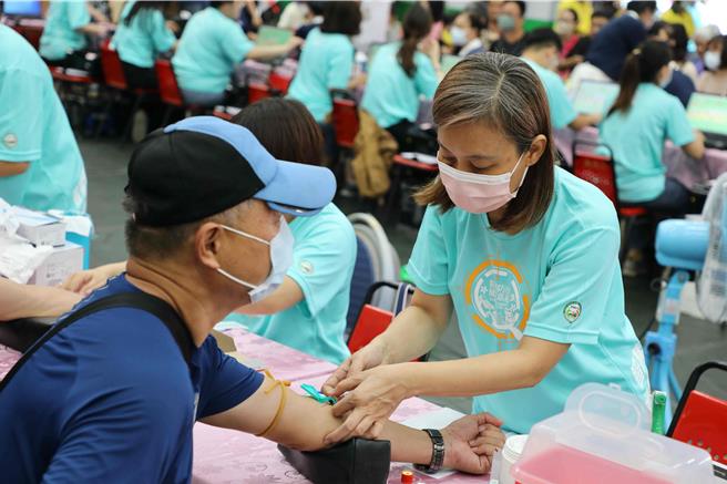 嘉义县卫生局15日在大林国小办理复合式健康筛检活动，鼓励符合资格民眾接受胃幽门螺旋杆菌筛检。（嘉义县政府提供／吕妍庭嘉义传真）