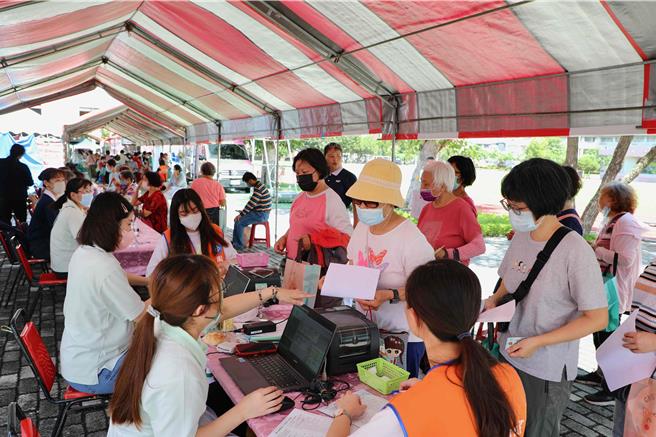 嘉义县卫生局15日在大林国小办理复合式健康筛检活动，鼓励符合资格民眾接受胃幽门螺旋杆菌筛检。（嘉义县政府提供／吕妍庭嘉义传真）