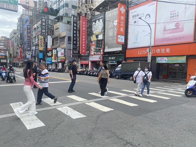 桃園市交通大隊即日起至7月14日將執行為期一個月的「行人違規取締實施計畫」，盼減少行人因事故死亡的發生機率。（交大提供）