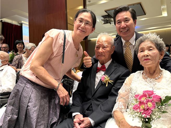 金门县长陈福海（后排右）鼓励为人子女要善尽孝道，让美满幸福的家庭，成为稳定社会的重要力量。（于家麒摄）