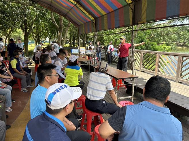 桃園市政府消防局第一救災救護大隊與八德區公所特別於今日在八德埤塘自然生態公園邀集八德區所有里長辦理今年度水域安全宣導演練。（八德消防分隊提供）