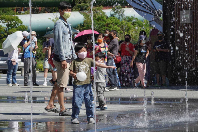 台東太麻里飆40度高溫，悶熱持續1周。圖為天氣熱，民眾玩水的畫面。（本報系資料照）