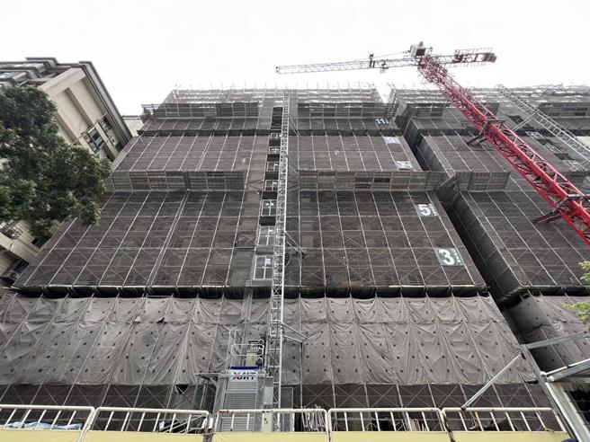 新北市林口区今日发生工安意外，1名板模工人从13楼外墙坠落10楼鹰架拦截网，警消到场时已无生命迹象被送往医院抢救。（新北市林口警分局提供）