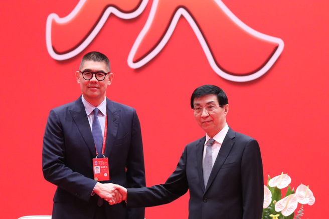 现在的中国国民党如果不敢在岛内喊出「九二共识」及两岸「和平统一」，怎么对得起躺在南京中山陵内的国父。图为海峡论坛时王沪寧与连胜文合影。（摄/景义婷）