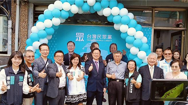 民眾党今日在彰化县党部成立民眾党立委张启楷与彰化县党部联合服务处，民眾党主席柯文哲（左7）到场参与揭牌仪式。（叶静美摄）