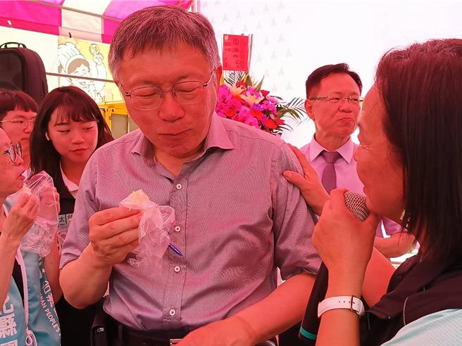 柯文哲下场参加芭乐大胃王比赛，对于主持人询问芭乐好不好吃，他皱眉表示不好吃，但仍坚持吃完芭乐。（叶静美摄）