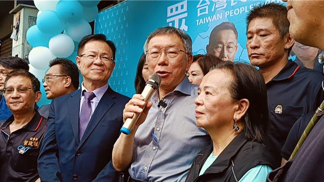 针对国会改革等法案，柯文哲说，让人民知道最简单的方法就是电视辩论，批评民进党每天说没有讨论就不应该表决，要他们讨论却不讨论，「不要再让我嘲笑民进党不敢战了」，现在连民进党自己写的ChatGPT人工智慧都在嘲笑他们了。（叶静美摄）