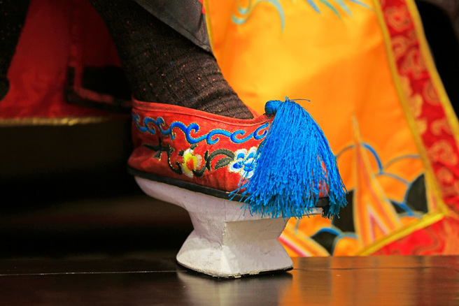 清朝嬪妃之所以愛穿「花盆底鞋」，除了方便皇帝辨識身分，還能避免下擺弄濕以及修飾大腳。(圖:shutterstock/達志)