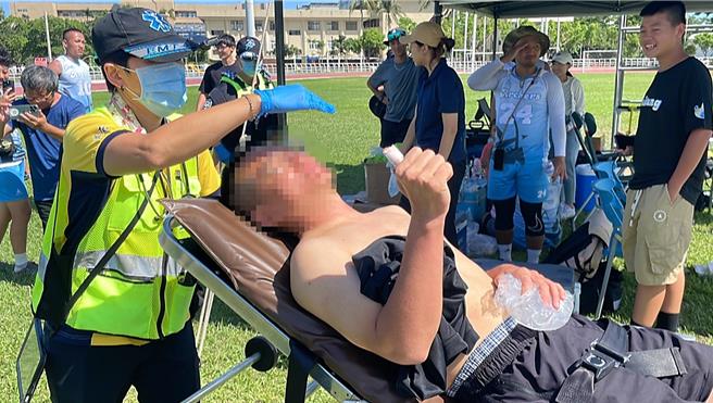 許姓美式足球裁判長時間處於高溫環境，加上未午休用餐，疑似中暑癱軟倒地。（蕭嘉蕙攝）