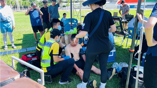 許姓美式足球裁判疑似高溫中暑，救護人員用冰袋進行初步降溫。（蕭嘉蕙攝）