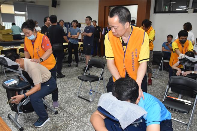 台中市霧峰警分局14日舉辦警察節慶祝活動視障按摩師們也到場為阿SIR馬一下，讓他們可在繁忙的警政工作中放鬆一下。（霧峰警分局提供／馮惠宜台中傳真）
