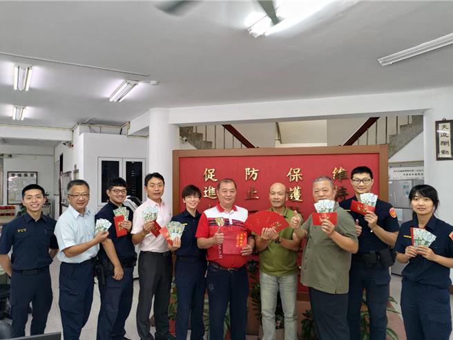 大台中警察之友會第二辦事處主任翁仁傑14日致贈禮券給中市警二分局同仁，感謝他們的辛勞付出。（中市警二分局提供／馮惠宜台中傳真）